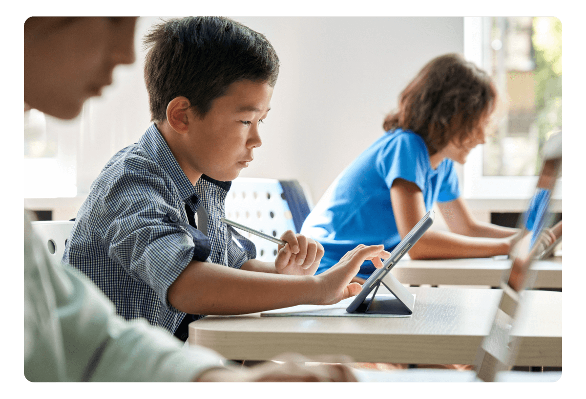 Conjunto de alumnos consultando sus horarios de clases digitales