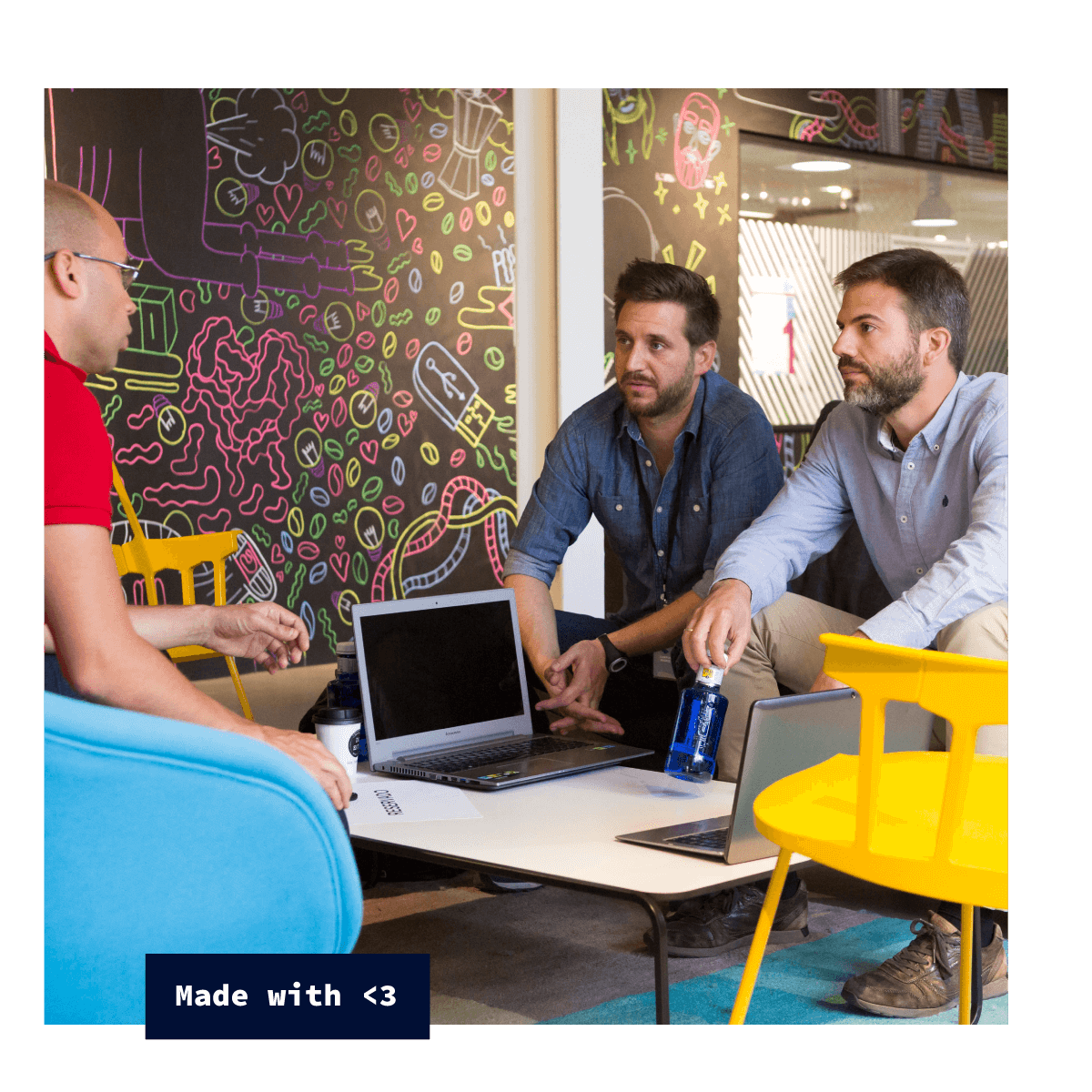 Tres personas del equipo de Genially en la oficina